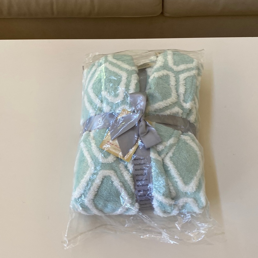 Vintage by Jasmine Rose Royal Spa Robe in a perfect spa color in size medium